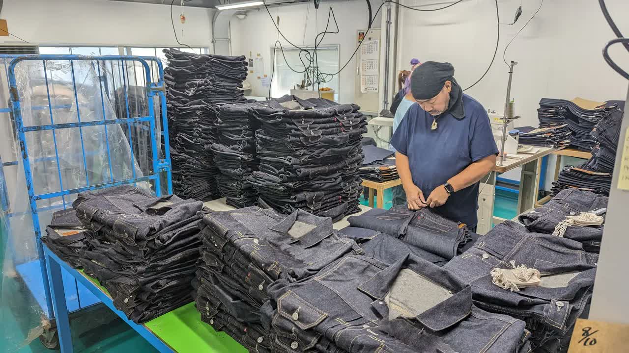 日本の職人がジーンズを仕上げる工場の様子